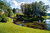 San Pietroburgo - il parco di Pavlovsk col Grand Palace visto dal ponte dei centauri. 